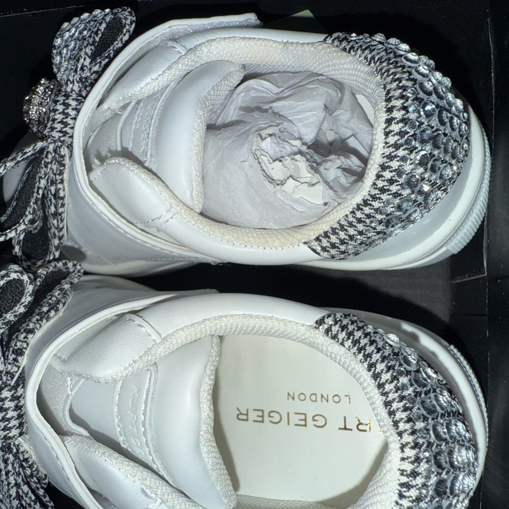 Kurt Geiger White Kids Shoes with Black Bow - Picture 3 of 3